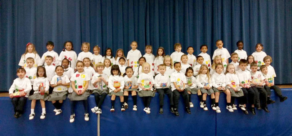 (below) The entire Kindergarten taken on Applefest.