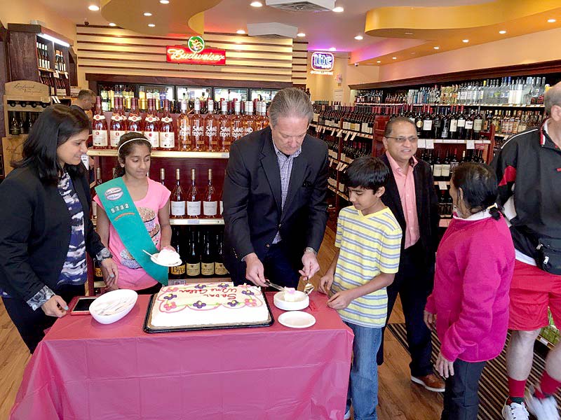 (above) Mayor Woodruff samples the cake at the Grand Opening.