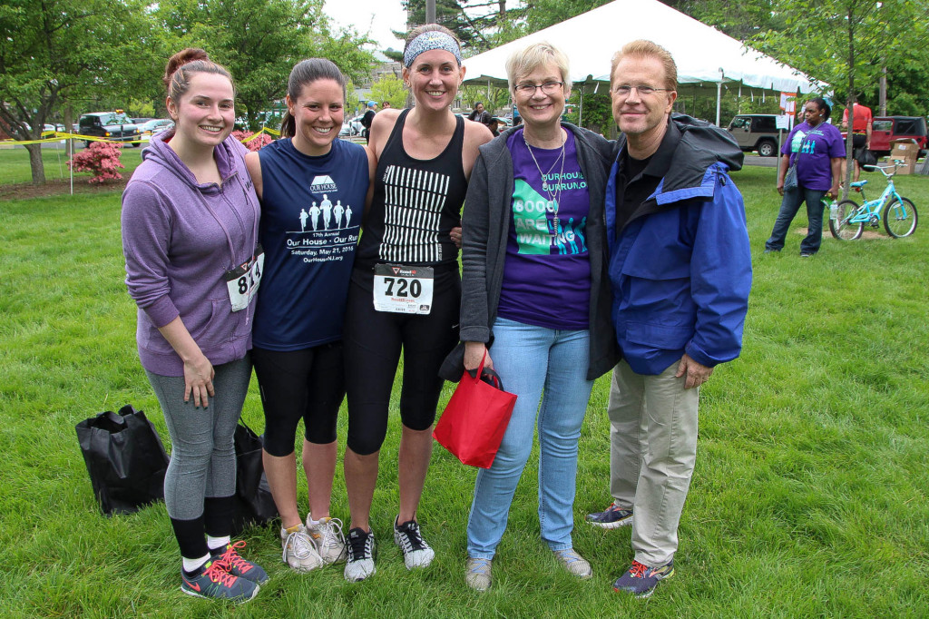 (above r-l) Master of Ceremonies, John Elliott of CBS News and Cathy Colford, Director of Development Our House, Inc. pose with runners.