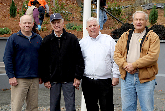 (above l-r) Veterans Tim McLaughlin, Bill Tomko, Jerry Rice, Leo Corradi, Volunteers from The Home Depot – Watchung Store.
