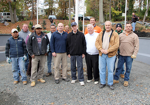(above l-r) Veterans Tim McLaughlin, Bill Tomko, Jerry Rice, Leo Corradi along with volunteers from The Home Depot – Watchung Store.